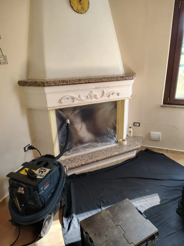 Caminetto sigillato con il telo durante la pulizia