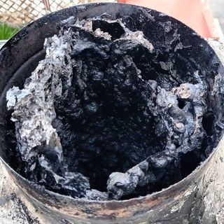 Creosoto incrostato dentro una canna fumaria in acciaio