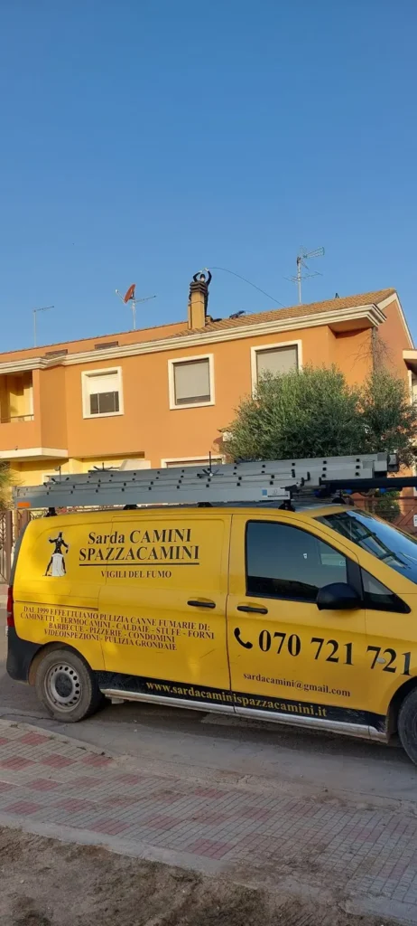 Il nostro furgone, con un collega sul tetto