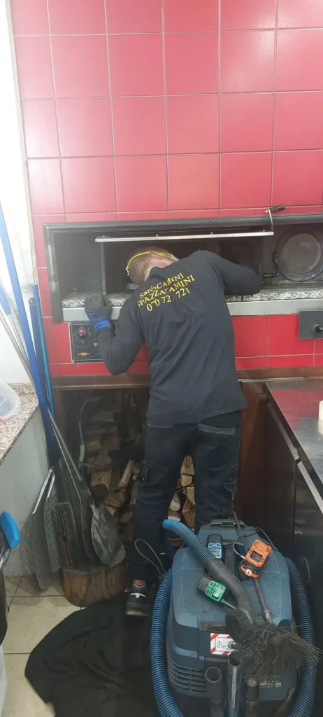 Pulizia della canna fumaria di una pizzeria