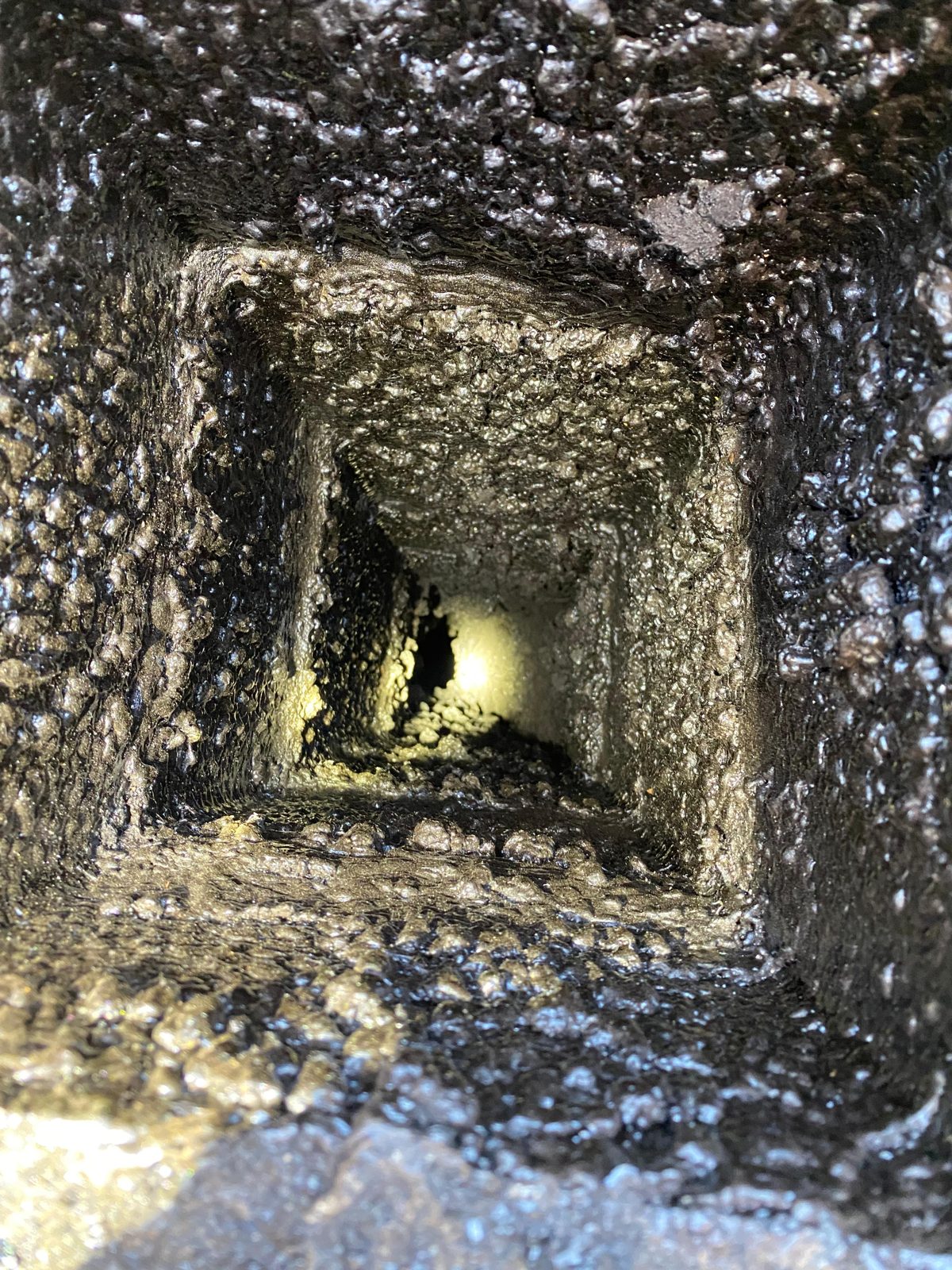 Puzza di fuliggine in casa d’estate: da dove viene e come ridurla