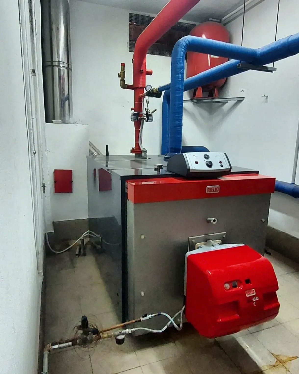 Caldaia a gasolio con bruciatore in una centrale termica