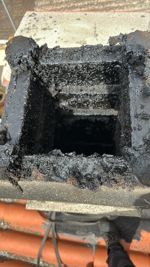 Comignolo ricoperto di catrame visto dall’alto