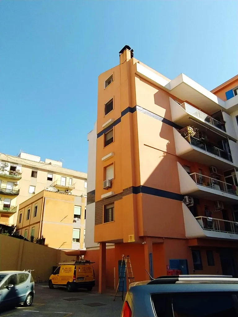 Condominio di più piani con la canna fumaria lungo la facciata