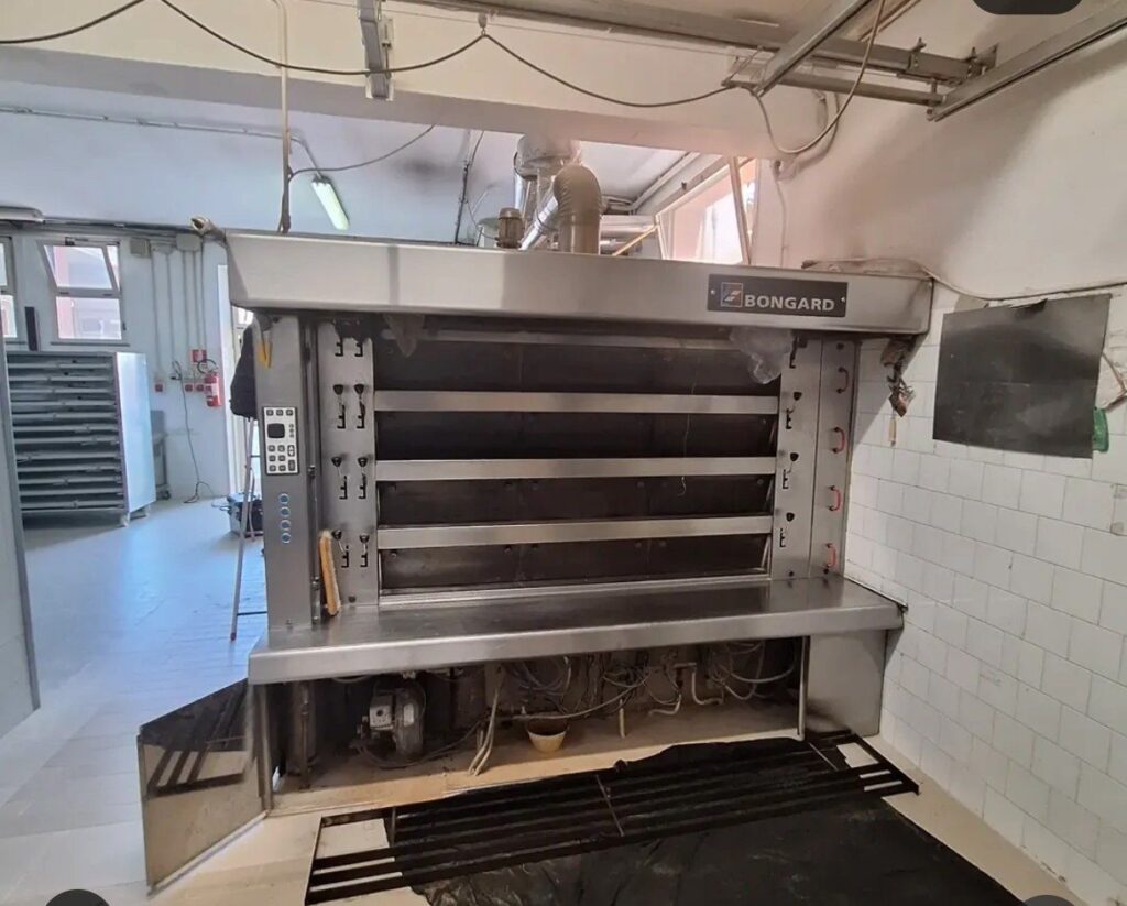 Forno a piani di un panificio pronto per la pulizia