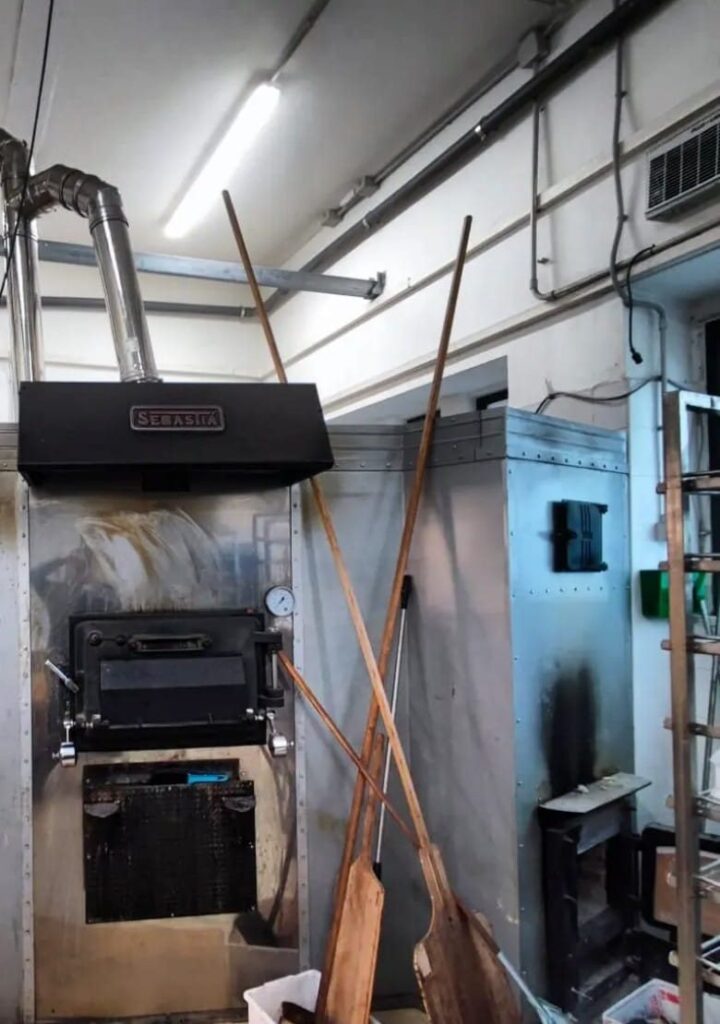 Forno a legna di un panificio con le canne fumarie in acciaio