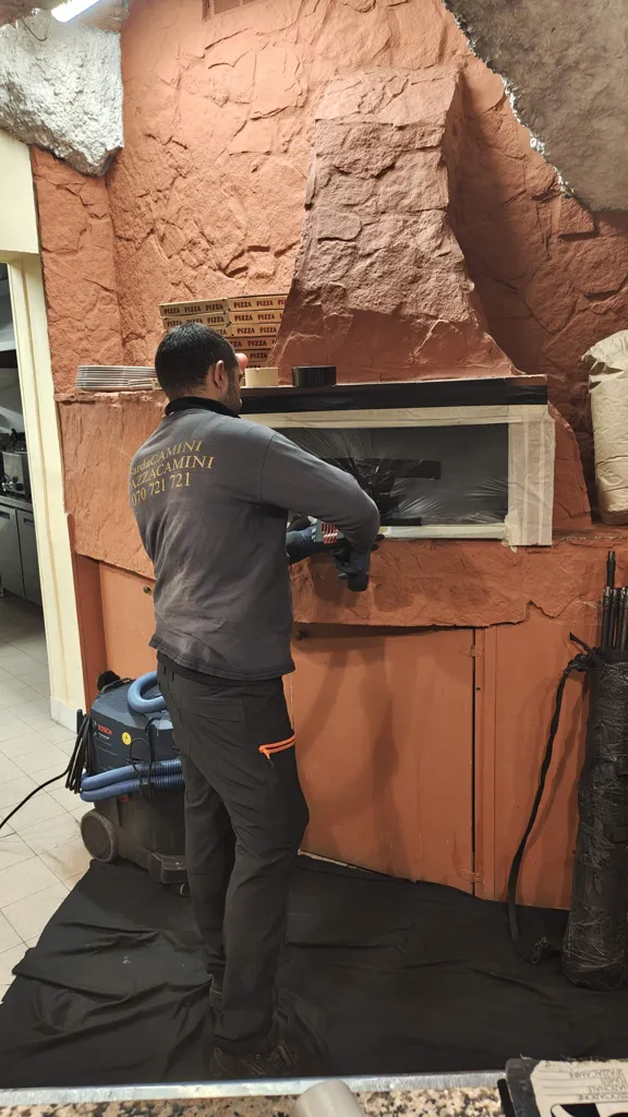 Spazzacamino SardaCAMINI al lavoro sul forno di una pizzeria