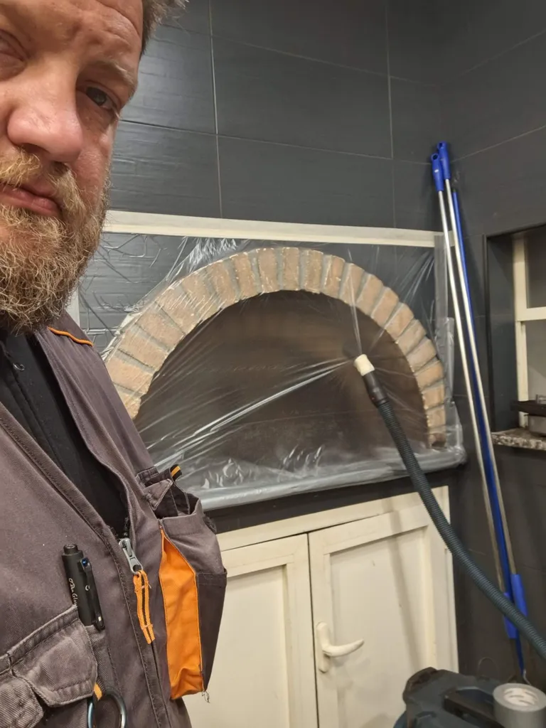 Forno a legna per pizza protetto con pellicola e aspiratore