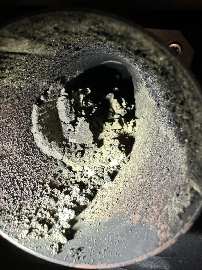 Raccordo della canna fumaria quasi ostruito dalla fuliggine