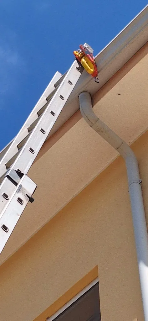 Scala appoggiata alla grondaia e bloccata con il sistema di fissaggio