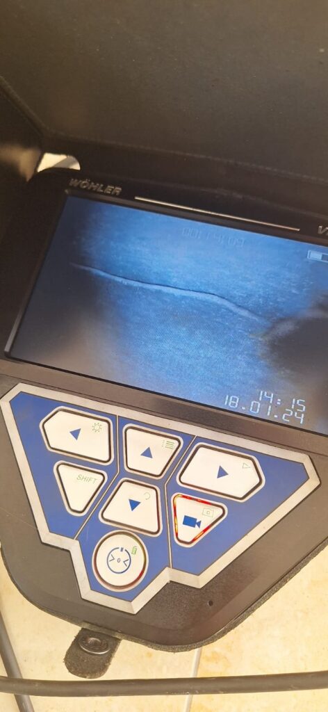 Schermo della telecamera da videoispezione con una lesione nella canna fumaria