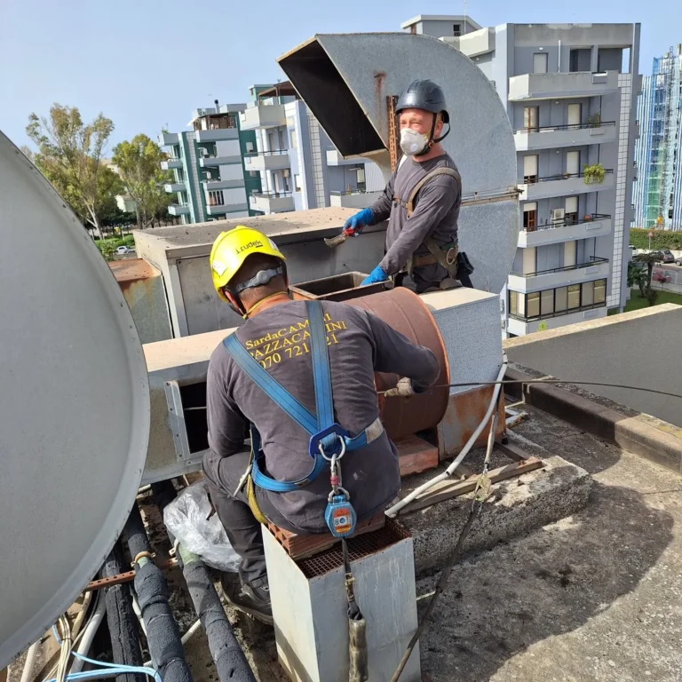 Al lavoro sul tetto