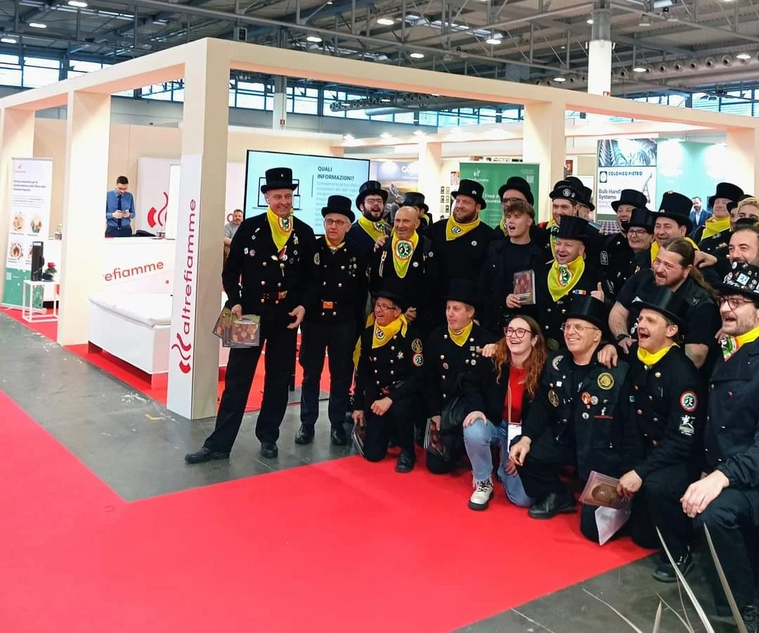 Spazzacamini in divisa alla fiera Progetto Fuoco